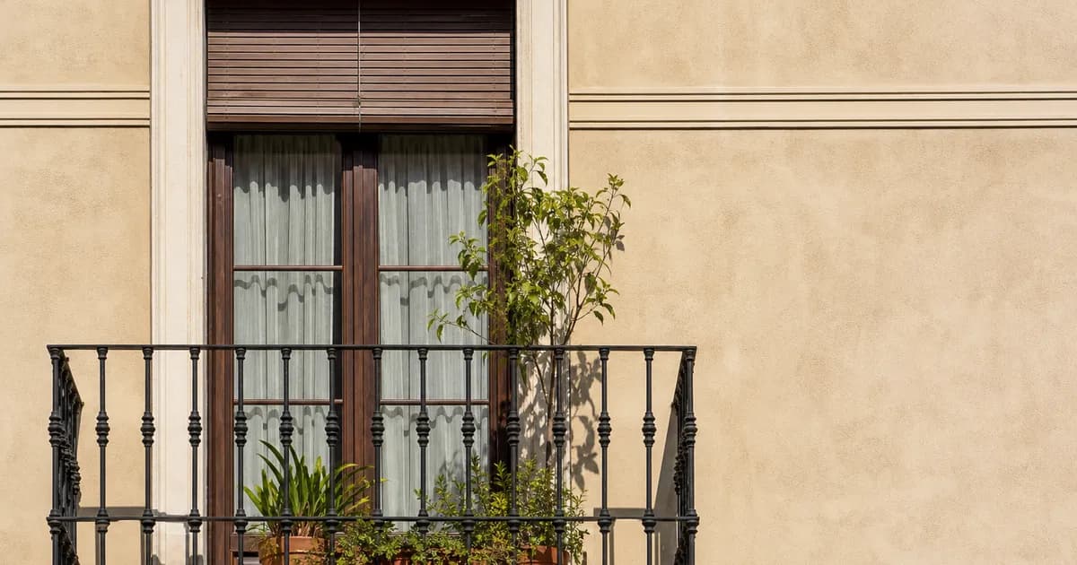 Ventana de un piso español vista de cerca para comprobar su aislamiento